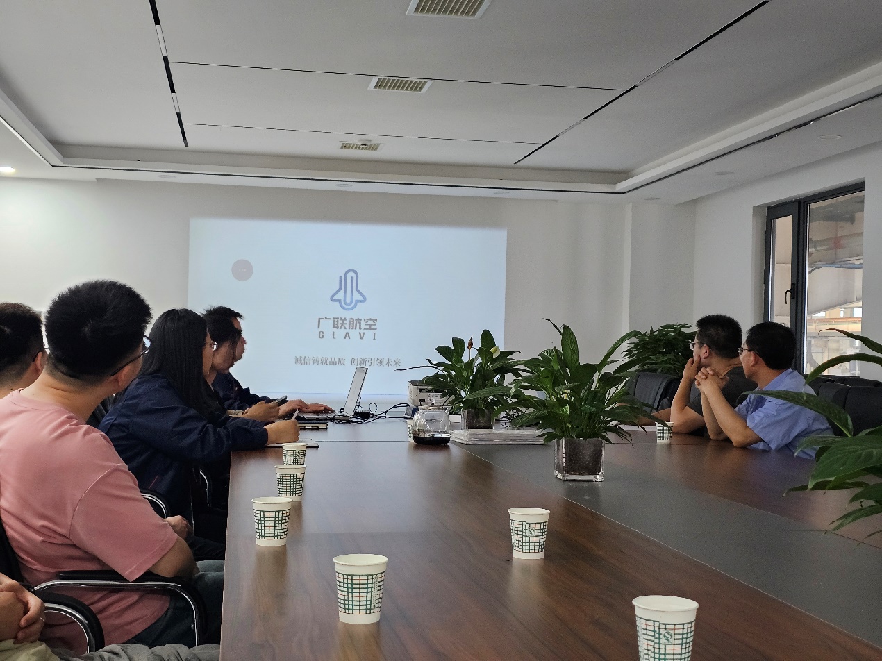 会议室里的人们描述已自动生成 会议室里的人们描述已自动生成