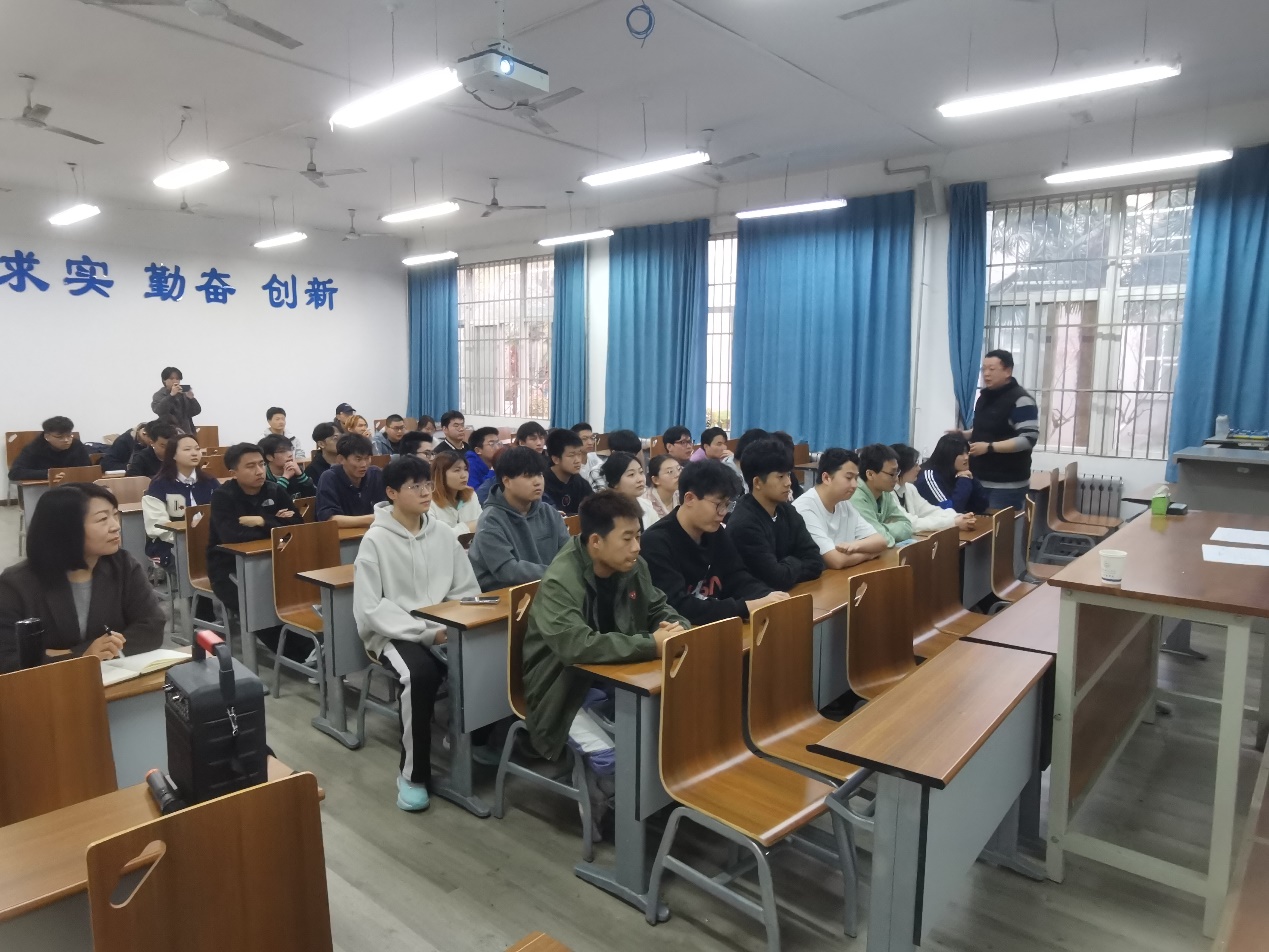 餐厅里的人们中度可信度描述已自动生成 餐厅里的人们中度可信度描述已自动生成