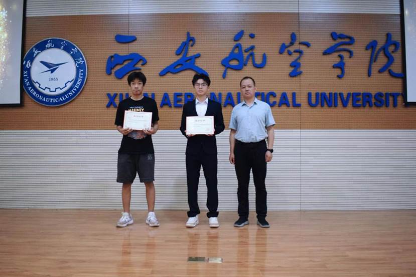 说明: 颁奖2 说明: 颁奖2