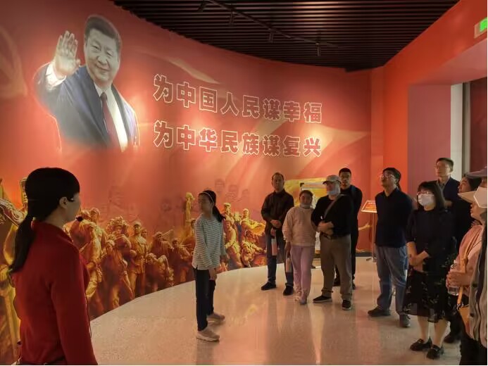 一群人站在台上中度可信度描述已自动生成 一群人站在台上中度可信度描述已自动生成